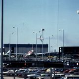 Am 25. Mai 1979 startete die DC-10 der American Airlines vom Flughafen Chicago O'Hare in Richtung Los Angeles. Doch schon während des Startvorgangs kam es zur Katastrophe: Plötzlich löste sich das linke Triebwerk, krachte über die Tragfläche und stürzte zu Boden. Während des Steigfluges wurde das Flugzeug immer langsamer und neigte sich nach links, wie auf dem Foto zu sehen ist. Flug 191 stürzte wenige Minuten nach dem Start auf ein freies Feld und einen Wohnwagenpark nordwestlich des Flughafens. Alle 271 Insassen starben. Zusätzlich erlitten zwei Personen am Boden tödliche Verletzungen. Als Unglücksursache gilt eine beschädigte Triebwerksaufhängung. Es ist bis heute die schwerste Flugzeugkatastrophe mit einem einzelnen Flugzeug in den USA
