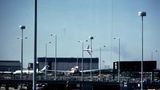 Am 25. Mai 1979 startete die DC-10 der American Airlines vom Flughafen Chicago O'Hare in Richtung Los Angeles. Doch schon während des Startvorgangs kam es zur Katastrophe: Plötzlich löste sich das linke Triebwerk, krachte über die Tragfläche und stürzte zu Boden. Während des Steigfluges wurde das Flugzeug immer langsamer und neigte sich nach links, wie auf dem Foto zu sehen ist. Flug 191 stürzte wenige Minuten nach dem Start auf ein freies Feld und einen Wohnwagenpark nordwestlich des Flughafens. Alle 271 Insassen starben. Zusätzlich erlitten zwei Personen am Boden tödliche Verletzungen. Als Unglücksursache gilt eine beschädigte Triebwerksaufhängung. Es ist bis heute die schwerste Flugzeugkatastrophe mit einem einzelnen Flugzeug in den USA