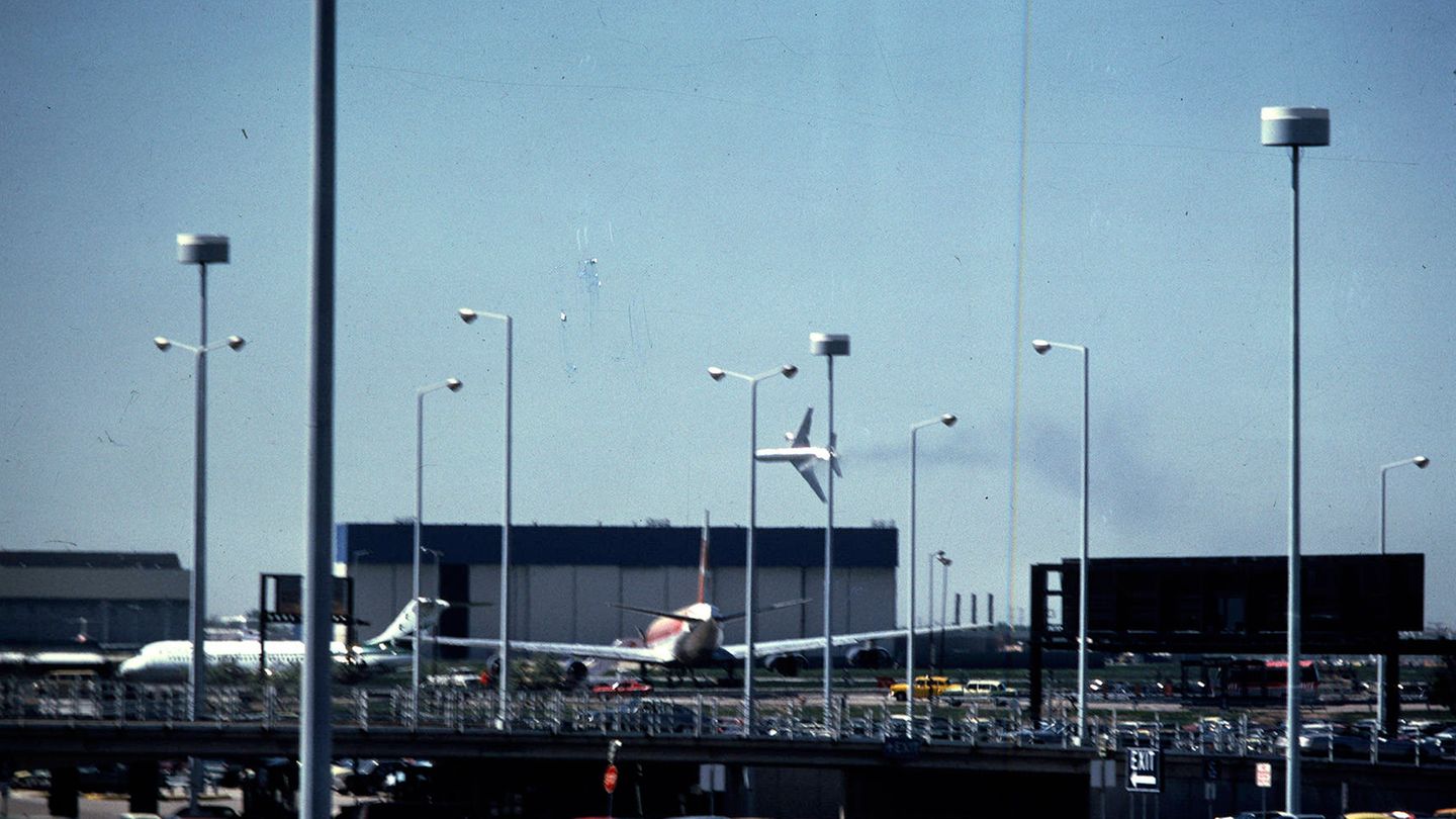 American-Airlines-Flug 191 Am 25. Mai 1979 startete die DC-10 der American Airlines vom Flughafen Chicago O'Hare in Richtung Los Angeles. Doch schon während des Startvorgangs kam es zur Katastrophe: Plötzlich löste sich das linke Triebwerk, krachte über die Tragfläche und stürzte zu Boden. Während des Steigfluges wurde das Flugzeug immer langsamer und neigte sich nach links, wie auf dem Foto zu sehen ist. Flug 191 stürzte wenige Minuten nach dem Start auf ein freies Feld und einen Wohnwagenpark nordwestlich des Flughafens. Alle 271 Insassen starben. Zusätzlich erlitten zwei Personen am Boden tödliche Verletzungen. Als Unglücksursache gilt eine beschädigte Triebwerksaufhängung. Es ist bis heute die schwerste Flugzeugkatastrophe mit einem einzelnen Flugzeug in den USA