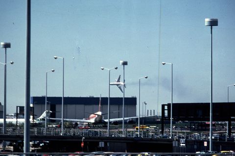 Am 25. Mai 1979 startete die DC-10 der American Airlines vom Flughafen Chicago O'Hare in Richtung Los Angeles. Doch schon während des Startvorgangs kam es zur Katastrophe: Plötzlich löste sich das linke Triebwerk, krachte über die Tragfläche und stürzte zu Boden. Während des Steigfluges wurde das Flugzeug immer langsamer und neigte sich nach links, wie auf dem Foto zu sehen ist. Flug 191 stürzte wenige Minuten nach dem Start auf ein freies Feld und einen Wohnwagenpark nordwestlich des Flughafens. Alle 271 Insassen starben. Zusätzlich erlitten zwei Personen am Boden tödliche Verletzungen. Als Unglücksursache gilt eine beschädigte Triebwerksaufhängung. Es ist bis heute die schwerste Flugzeugkatastrophe mit einem einzelnen Flugzeug in den USA
