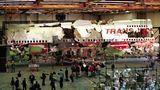17. Juli 1996: Eine Boeing 747 der Trans World Airlines stürzte auf dem Weg nach Paris, Frankreich, in der Nähe von East Moriches, New York, in den Atlantischen Ozean. Alle 230 Menschen an Bord kamen ums Leben. Das Flugzeug startete mit Verspätung vom Flughafen JFK. Etwa eine Viertelstunde nach dem Start explodierte die 747 in der Luft. Das Flugzeug zerbrach, die Trümmer stürzten ins Meer. Als mögliche Ursache für die Katastrophe wird eine Explosion des mittleren Flügeltanks durch Entzündung des darin befindlichen brennbaren Treibstoff-Luft-Gemisches angenommen. Die Ursache für die Explosion konnte nicht zweifelsfrei geklärt werden, am wahrscheinlichsten gilt ein Kurzschluss. Nach dem Absturz wurde auch über eine Bombe an Bord oder einen Raketenabschuss spekuliert. Die Katastrophe diente als Vorlage für die ersten Szenen des Horrorfilms "Final Destination" aus dem Jahr 2000, in dem eine Boeing 747 auf dem Weg nach Paris kurz nach dem Start explodiert