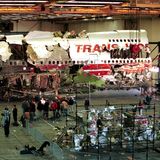 17. Juli 1996: Eine Boeing 747 der Trans World Airlines stürzte auf dem Weg nach Paris, Frankreich, in der Nähe von East Moriches, New York, in den Atlantischen Ozean. Alle 230 Menschen an Bord kamen ums Leben. Das Flugzeug startete mit Verspätung vom Flughafen JFK. Etwa eine Viertelstunde nach dem Start explodierte die 747 in der Luft. Das Flugzeug zerbrach, die Trümmer stürzten ins Meer. Als mögliche Ursache für die Katastrophe wird eine Explosion des mittleren Flügeltanks durch Entzündung des darin befindlichen brennbaren Treibstoff-Luft-Gemisches angenommen. Die Ursache für die Explosion konnte nicht zweifelsfrei geklärt werden, am wahrscheinlichsten gilt ein Kurzschluss. Nach dem Absturz wurde auch über eine Bombe an Bord oder einen Raketenabschuss spekuliert. Die Katastrophe diente als Vorlage für die ersten Szenen des Horrorfilms "Final Destination" aus dem Jahr 2000, in dem eine Boeing 747 auf dem Weg nach Paris kurz nach dem Start explodiert
