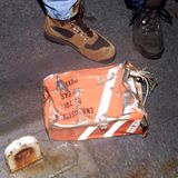 Ein Absturz, über dessen Ursache sich die Ermittler in den USA und Ägypten uneinig sind - und über den noch viele Unklarheiten herrschen: Die Boeing 767-300ER war auf dem Weg von einer planmäßigen Zwischenlandung in New York nach Kairo. Gegen 1.40 Uhr schlug der Erste Reserveoffizier vor, den Ersten Offizier für den Flug im Cockpit abzulösen. Dieser stimmte zu und verließ das Cockpit. Einige Minuten später verließ der Pilot das Cockpit, um die Toilette aufzusuchen. Der Ersatz-Copilot war nun allein im Cockpit. Zehn Sekunden später sagte der stellvertretende Erste Offizier leise: "Ich vertraue auf Gott", dann wurde der Autopilot abgeschaltet. Das Flugzeug ging schnell in den Sinkflug über. Dem Kapitän gelang es, ins Cockpit zurückzukehren. Der stellvertretende Copilot hatte zu diesem Zeitpunkt bereits mehrfach "Ich vertraue auf Gott" wiederholt. Der Pilot versuchte, das Flugzeug abzufangen, was ihm kurzzeitig auch gelang, doch dann geriet die Maschine erneut in einen Sinkflug. Da durch das Abschalten der Triebwerke der Strom ausfiel und damit auch der Flugdatenschreiber (Foto) und der Stimmenrekorder nicht mehr funktionierten, konnte der weitere Verlauf nicht zweifelsfrei geklärt werden. Gegen 1.52 Uhr stürzte die Maschine in den Atlantik. 217 Menschen starben. Die US-amerikanische Verkehrssicherheitsbehörde NTSB sieht die Ursache für das Unglück in den Eingriffen des ablösenden Copiloten. Warum er dies tat, konnte nicht geklärt werden. Die ägyptischen Untersuchungsbehörden gehen dagegen von einem mechanischen Versagen aus