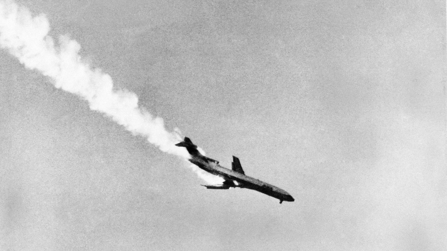 Am 25. September 1978 kollidierte eine Boeing 727 der PSA im Landeanflug auf San Diego mit einem Kleinflugzeug. Die Maschine stürzte in ein Wohngebiet. Die Cessna zerbrach sofort und explodierte. Alle 135 Menschen an Bord der 727, die beiden Insassen der Cessna und sieben Menschen am Boden wurden getötet. Als "wahrscheinliche Ursache" identifizierten die Ermittler einen Verstoß der PSA-Piloten gegen die Regeln der Flugsicherung. Offenbar hatten sie den Sichtkontakt zur Cessna verloren und dies den Fluglotsen nicht gemeldet. Außerdem hatten die Piloten den zugewiesenen Kurs nicht eingehalten