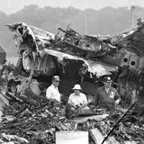 Flug 759 war ein Linienflug von Miami nach Las Vegas mit Zwischenlandung in New Orleans. Die Boeing 727 stürzte am 9. Juli 1982 kurz nach dem Start in der Nähe von New Orleans, Louisiana, in Bäume und Häuser und riss 145 Menschen an Bord in den Tod. Acht Menschen wurden am Boden getötet. Als wahrscheinliche Unglücksursache wurde eine Windscherung angenommen, die durch einen Mikrowindstoß verursacht wurde, mit dem der Jet kollidierte. Diese Scherwinde führten zu einem plötzlichen Abwind und einer Abnahme des Gegenwindes, auf die der Pilot nicht mehr reagieren konnte