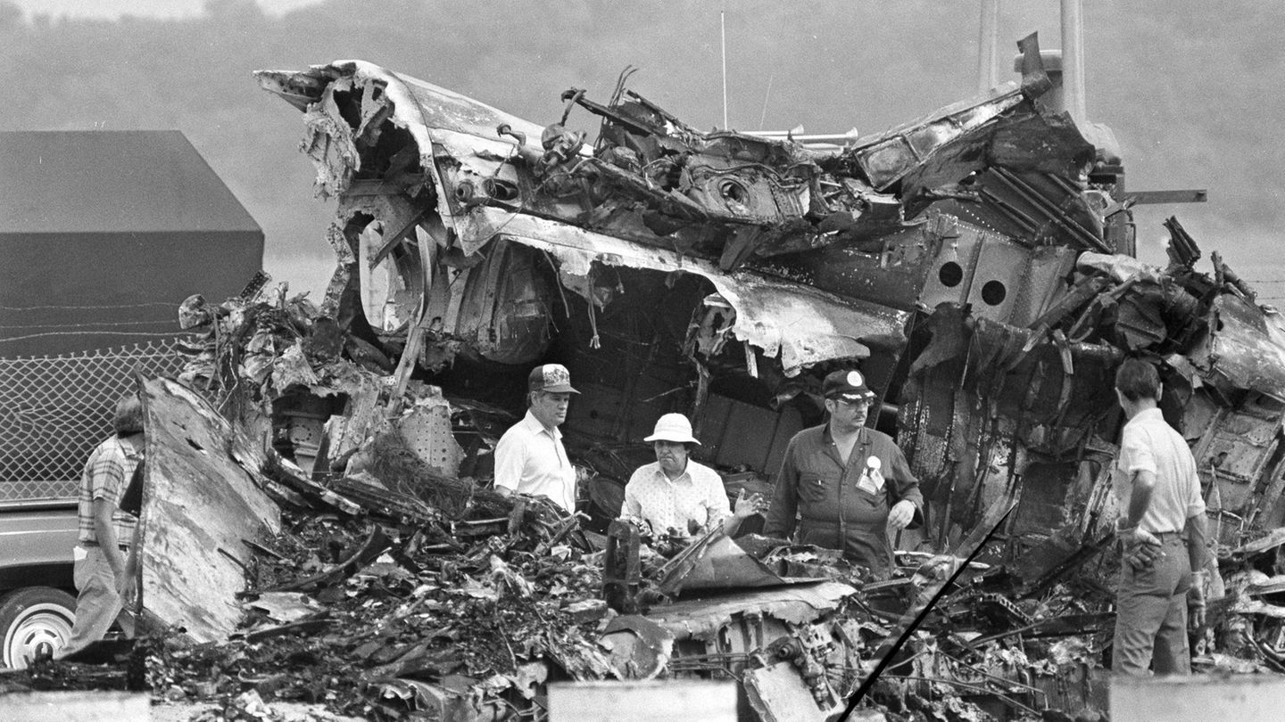 Flug 759 war ein Linienflug von Miami nach Las Vegas mit Zwischenlandung in New Orleans. Die Boeing 727 stürzte am 9. Juli 1982 kurz nach dem Start in der Nähe von New Orleans, Louisiana, in Bäume und Häuser und riss 145 Menschen an Bord in den Tod. Acht Menschen wurden am Boden getötet. Als wahrscheinliche Unglücksursache wurde eine Windscherung angenommen, die durch einen Mikrowindstoß verursacht wurde, mit dem der Jet kollidierte. Diese Scherwinde führten zu einem plötzlichen Abwind und einer Abnahme des Gegenwindes, auf die der Pilot nicht mehr reagieren konnte