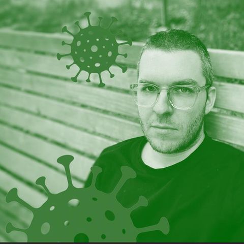 Long Covid: Christoph Zamaitat sitzt auf einer Bank