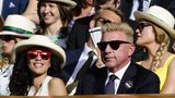 Boris und Lilly Becker sitzen auf einer Tribüne des Wimbledon-Turniers. Sie trägt einen Hut.