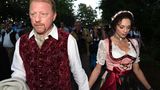 Boris und Lilly Becker kommen auf dem Oktoberfest an. Sie halten sich an den Händen.