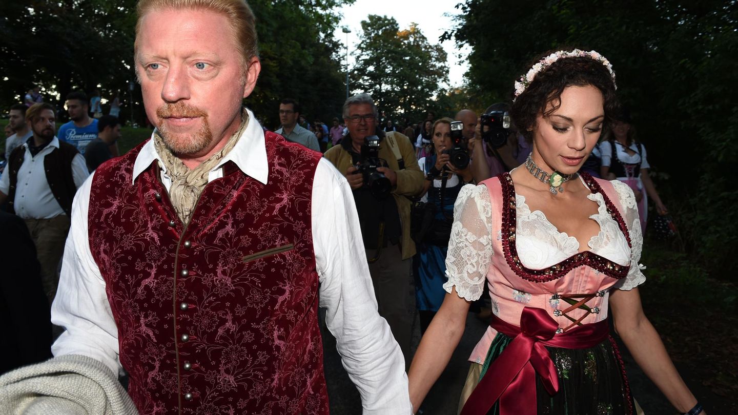 Boris und Lilly Becker kommen auf dem Oktoberfest an. Sie halten sich an den Händen.