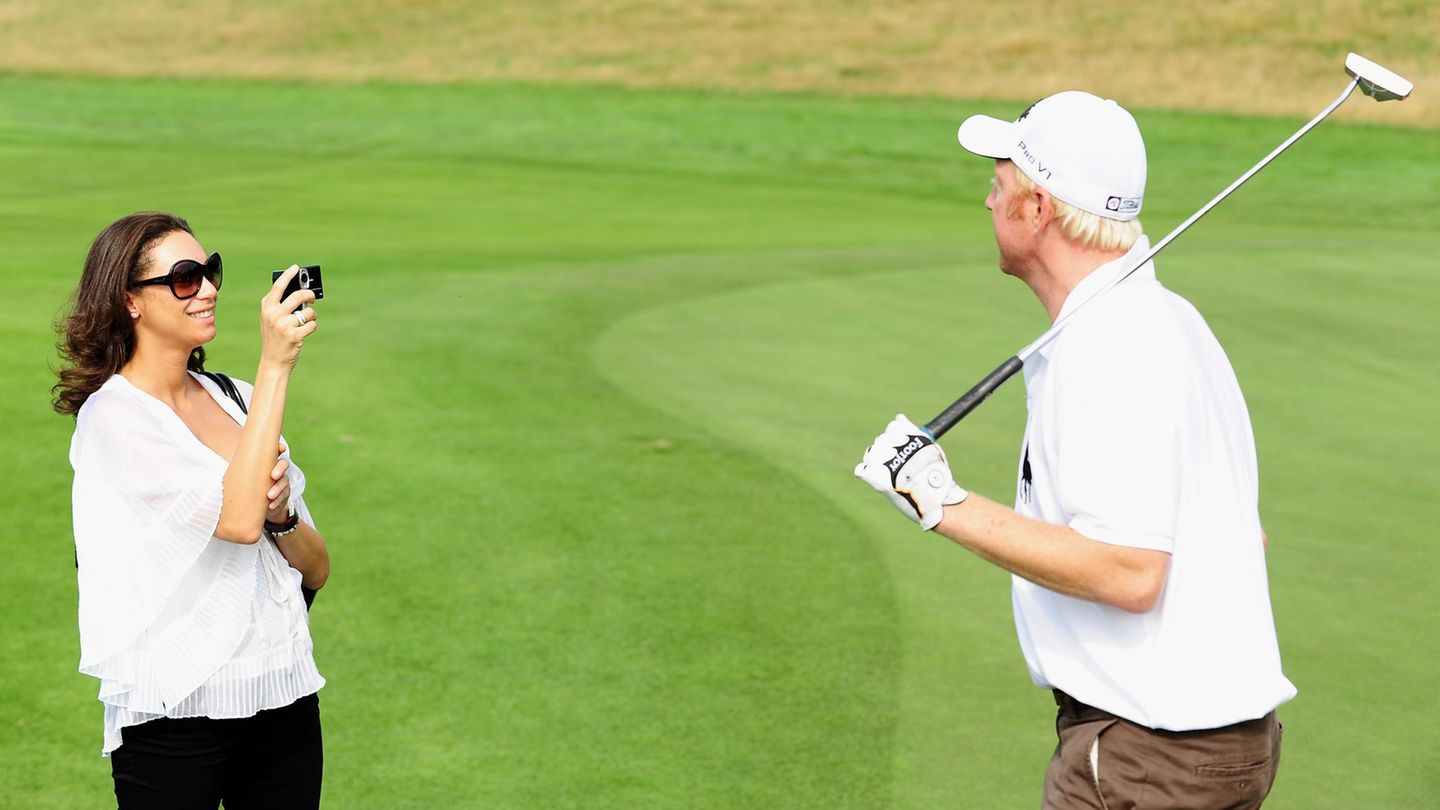 Boris und Lilly Becker auf einem Golfplatz, sie trägt eine weiße Bluse, darunter versteckt sich ein Babybauch.