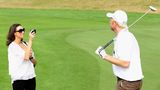 Boris und Lilly Becker auf einem Golfplatz, sie trägt eine weiße Bluse, darunter versteckt sich ein Babybauch.