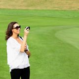 Boris und Lilly Becker auf einem Golfplatz, sie trägt eine weiße Bluse, darunter versteckt sich ein Babybauch.