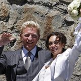 Boris und Lilly Becker bei ihrer Hochzeit, sie trägt ein weißes Kleid und winkt