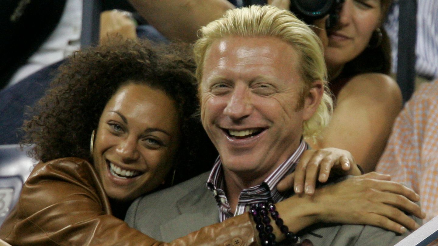 Boris und Lilly Becker umarmen sich bei einem Tennisturnier
