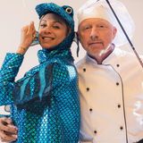 Boris und Lilly Becker posieren, er trägt eine Koch-Uniform, sie ein Echsenkostüm.