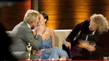 Boris und Lilly Becker küssen sich auf dem "Wetten Dass"-Sofa, Moderator Thomas Gottschalk schaut ihnen zu