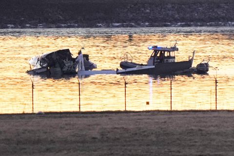 Rettungskräfte untersuchen Wrackteile, die nach dem Zusammenstoß in den Potomac River gestürzt sind