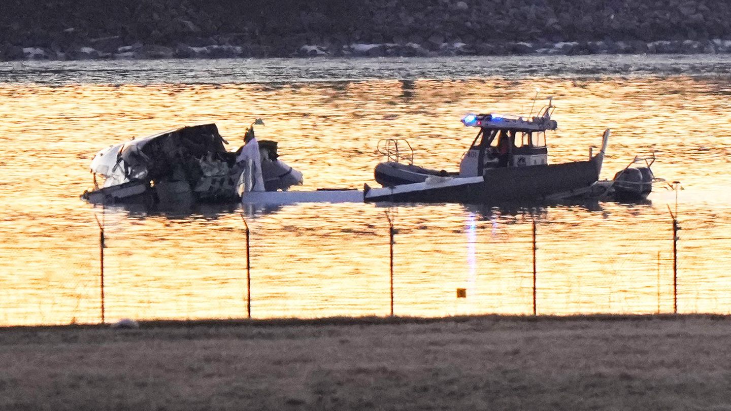 Flugzeugabsturz: Rettungskräfte untersuchen Wrackteile, die nach dem Zusammenstoß in den Potomac River gestürzt sind Rettungskräfte untersuchen Wrackteile, die nach dem Zusammenstoß in den Potomac River gestürzt sind