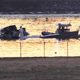 Rettungskräfte untersuchen Wrackteile, die nach dem Zusammenstoß in den Potomac River gestürzt sind