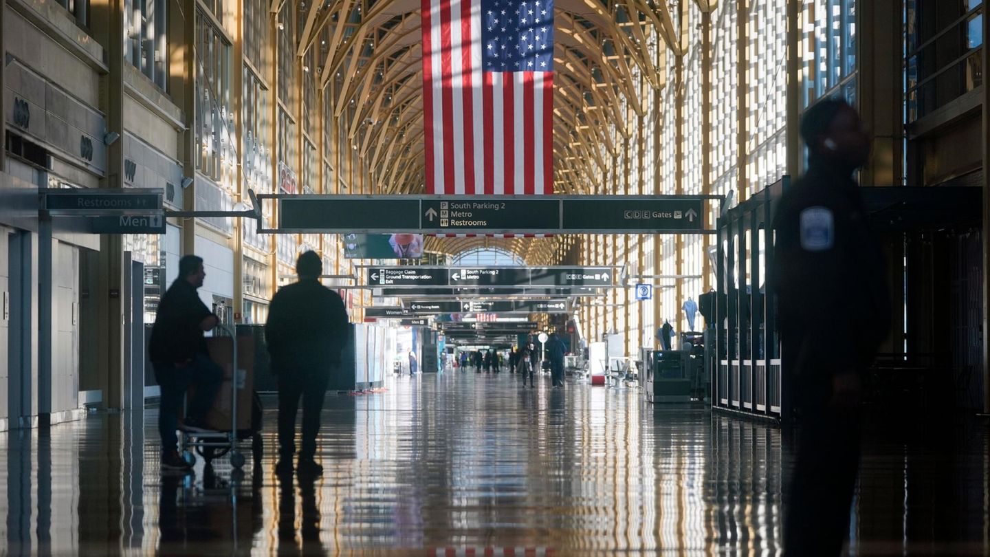 Leere Hallen im Ronald Reagan National Airport in Washington: Nach dem Unglück wurde der Flugverkehr am Hauptstadtflughafen eingestellt