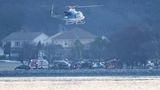 Mit einem Hubschrauber suchen Rettungskräfte aus der Luft nach Überlebenden, doch die Hoffnung, welche zu finden, ist gering. "Zum jetzigen Zeitpunkt glauben wir nicht, dass es Überlebende gibt", sagte der örtliche Feuerwehrchef John Donnelly auf einer Pressekonferenz am Donnerstag