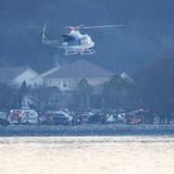 Mit einem Hubschrauber suchen Rettungskräfte aus der Luft nach Überlebenden, doch die Hoffnung, welche zu finden, ist gering. "Zum jetzigen Zeitpunkt glauben wir nicht, dass es Überlebende gibt", sagte der örtliche Feuerwehrchef John Donnelly auf einer Pressekonferenz am Donnerstag