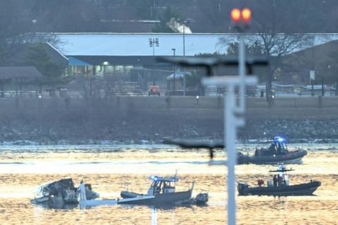 Flugzeugwrack und Rettungsboote im Potomac