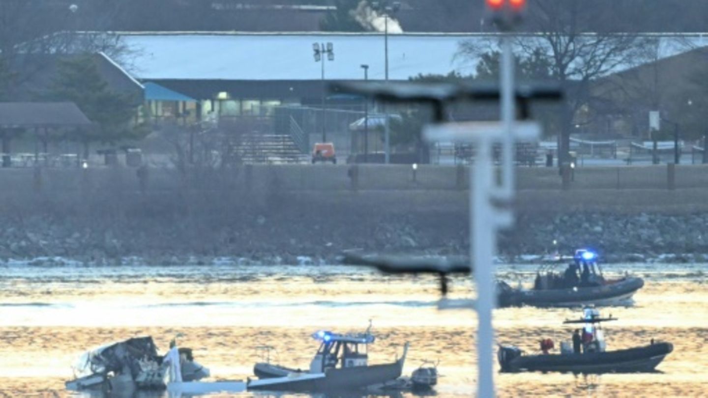 Flugzeugwrack und Rettungsboote im Potomac