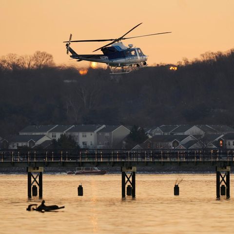 Ein Polizeihubschrauber kreist am Donnerstagmorgen in der Nähe der Unglücksstelle über dem Potomac River in Washington, D.C.