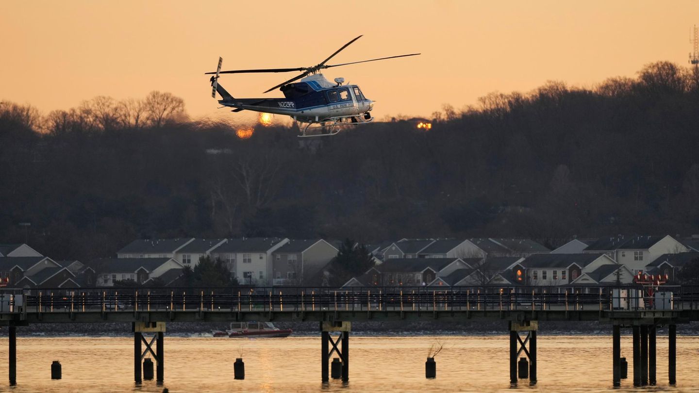 Ein Polizeihubschrauber kreist am Donnerstagmorgen in der Nähe der Unglücksstelle über dem Potomac River in Washington, D.C.