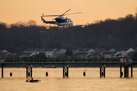 Ein Polizeihubschrauber kreist am Donnerstagmorgen in der Nähe der Unglücksstelle über dem Potomac River in Washington, D.C.