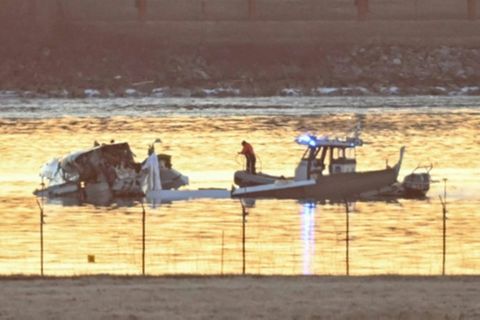 Ein Teil des Flugzeugwracks ragt aus dem Fluss (links)