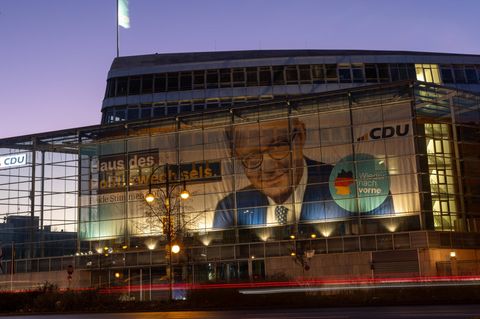 Die Parteizentrale der CDU in Berlin bei Dämmerung
