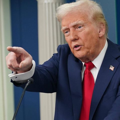 Donald Trump bei seiner Pressekonferenz zum Flugzeugabsturz in Washington
