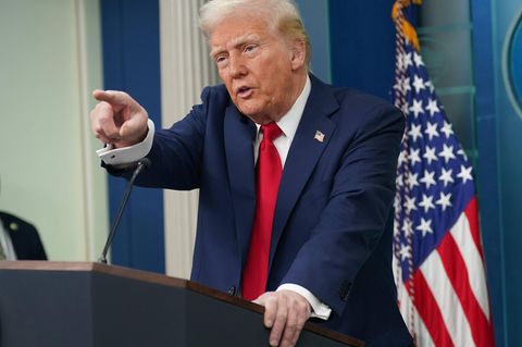 Donald Trump bei seiner Pressekonferenz zum Flugzeugabsturz in Washington