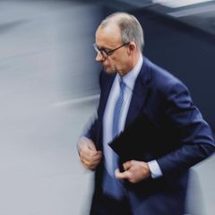 Friedrich Merz geht zügigen Schrittes am 29. Januar im Bundestag
