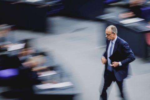 Friedrich Merz geht zügigen Schrittes am 29. Januar im Bundestag