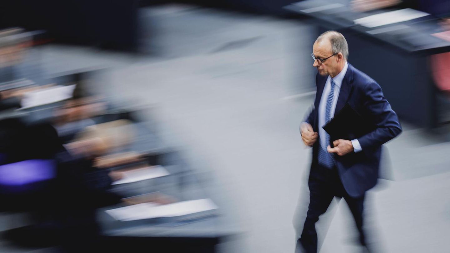 Friedrich Merz geht zügigen Schrittes am 29. Januar im Bundestag