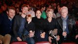 Atzorn mit Ehefrau, den erwachsenen Söhnen, einer Schwiegertochter und einem Enkel im Circus Krone