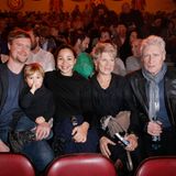 Atzorn mit Ehefrau, den erwachsenen Söhnen, einer Schwiegertochter und einem Enkel im Circus Krone