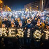 Demo gegen die CDU: Menschen zeigen das Wort "Resist"