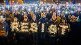 Demo gegen die CDU: Menschen zeigen das Wort "Resist"