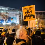 Demo gegen die CDU: Schild mit Bild von Angela Merkel und der Aufschrift "Mutti sagt Nein"