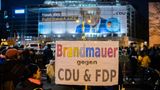 Demo gegen die CDU: Schild mit der Aufschrift Brandmauer gegen CDU & FDP