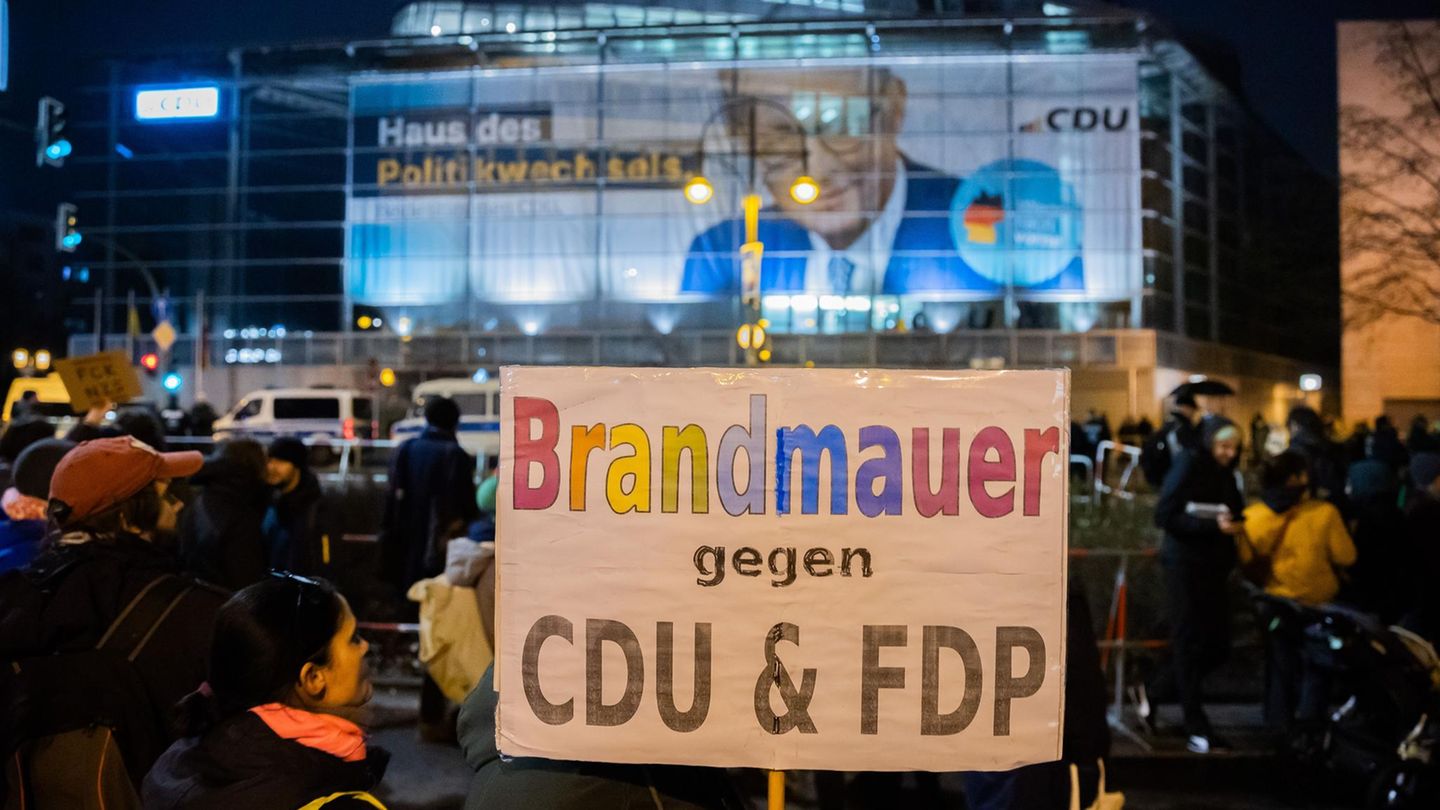 Demo gegen die CDU: Schild mit der Aufschrift Brandmauer gegen CDU & FDP