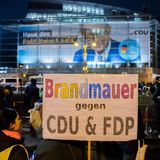 Demo gegen die CDU: Schild mit der Aufschrift Brandmauer gegen CDU & FDP