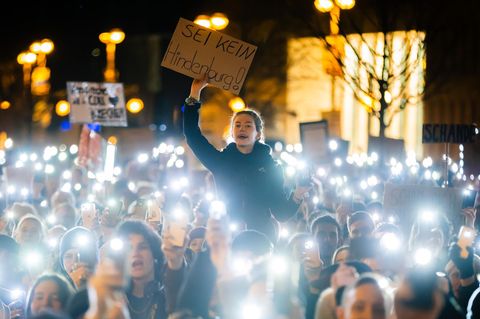 Demo gegen die CDU: Schild mit "Sei kein Hindenburg"