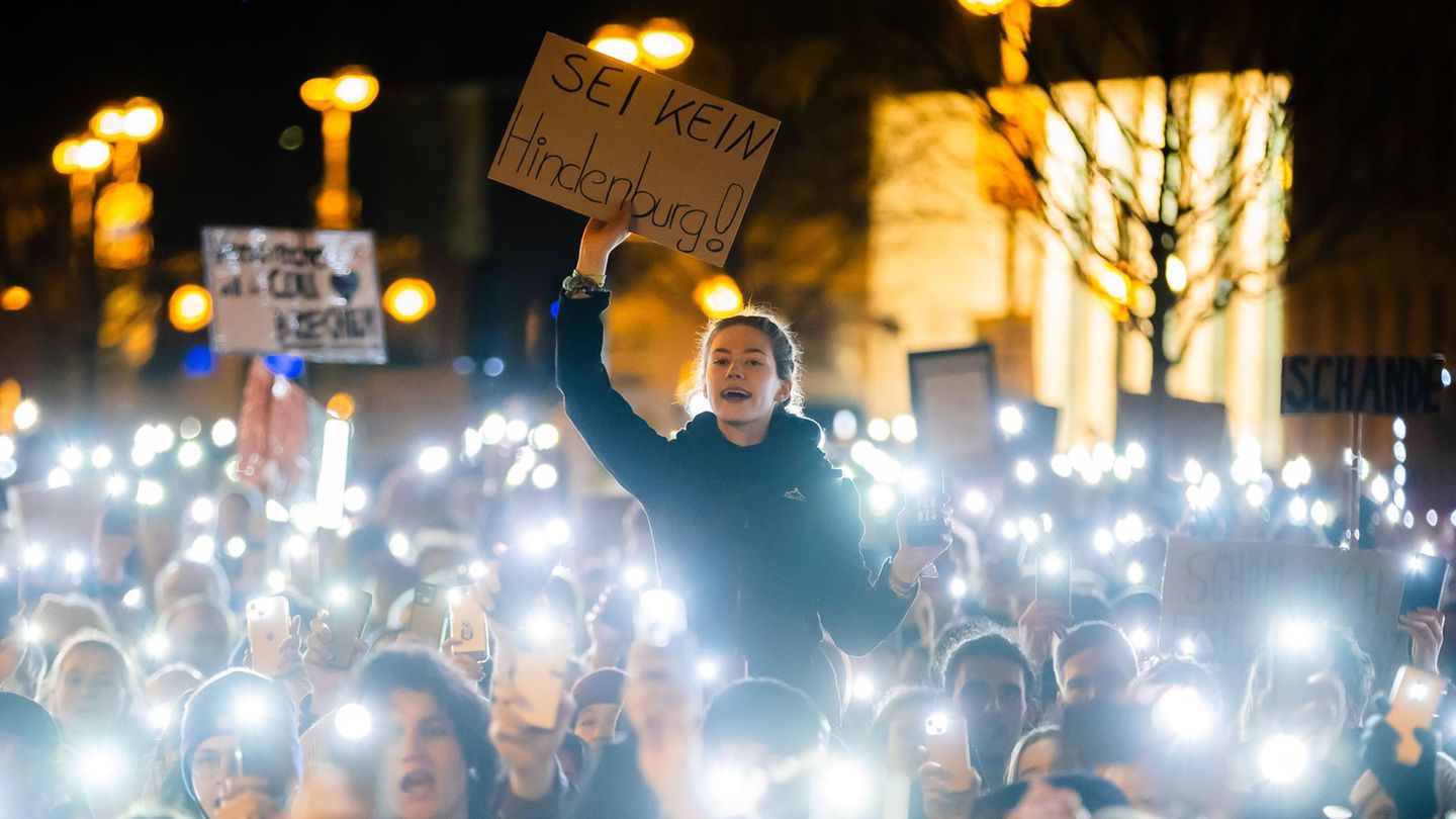 Demo gegen die CDU: Schild mit "Sei kein Hindenburg"