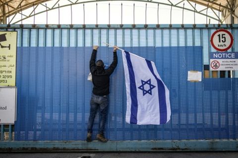 Israelischer Aktivist vor dem verschlossenen Tor zur UNRWA-Außenstelle in Ostjerusalem.